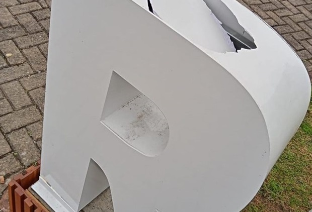 Letreiro recém instalado em Riozinho sofre ataque de vandalismo