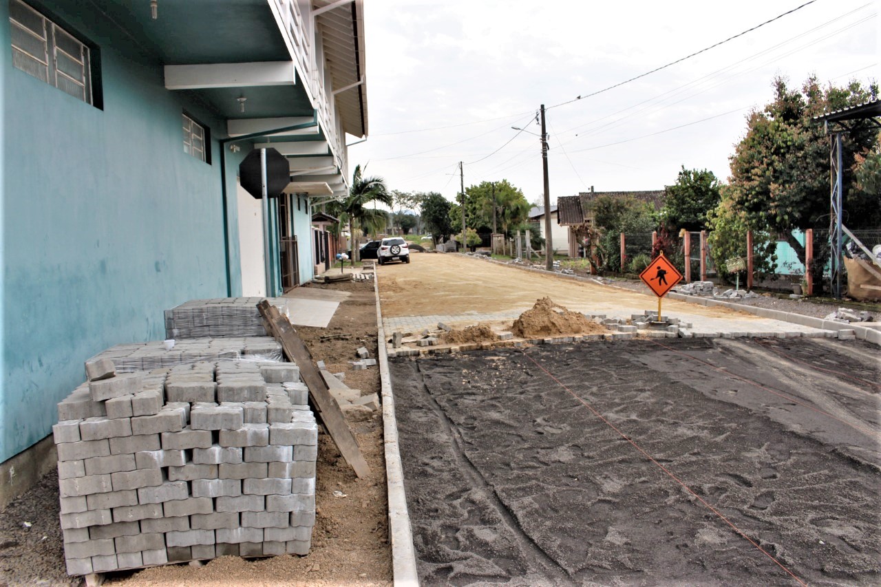 Prefeitura de Parobé dá continuidade a obra de pavimentação em rua da região central