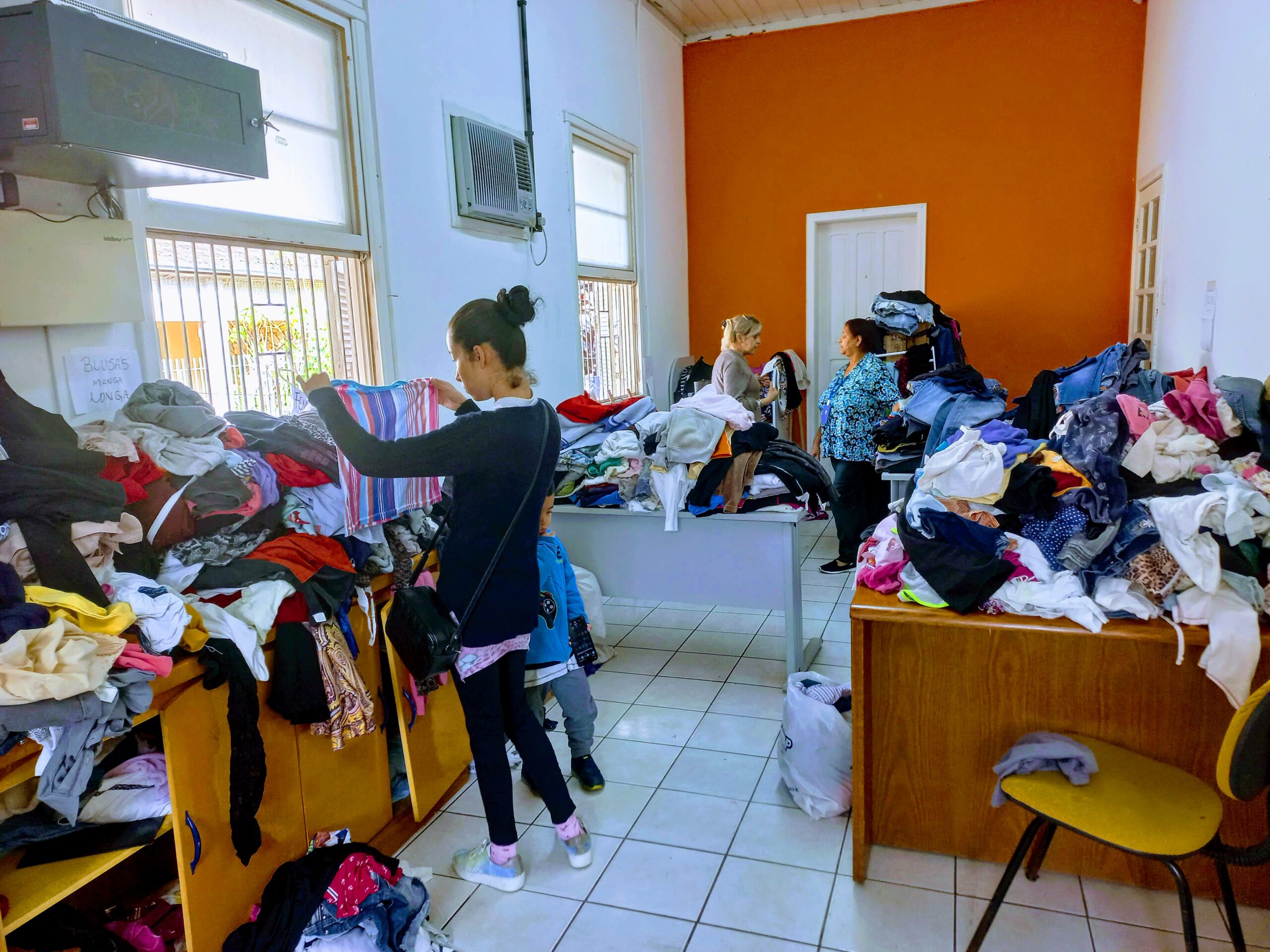 Varal Solidário segue até final do mês de agosto doando agasalhos a famílias de Taquara