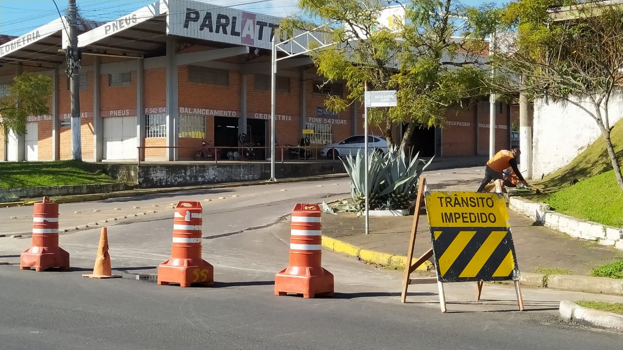 Acesso a Taquara pela rua Tristão Monteiro está bloqueado devido a obras da Corsan