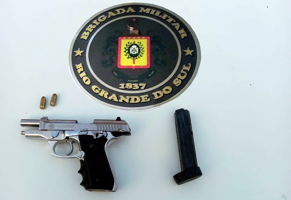 Casal é preso por porte ilegal de arma de fogo em Três Coroas