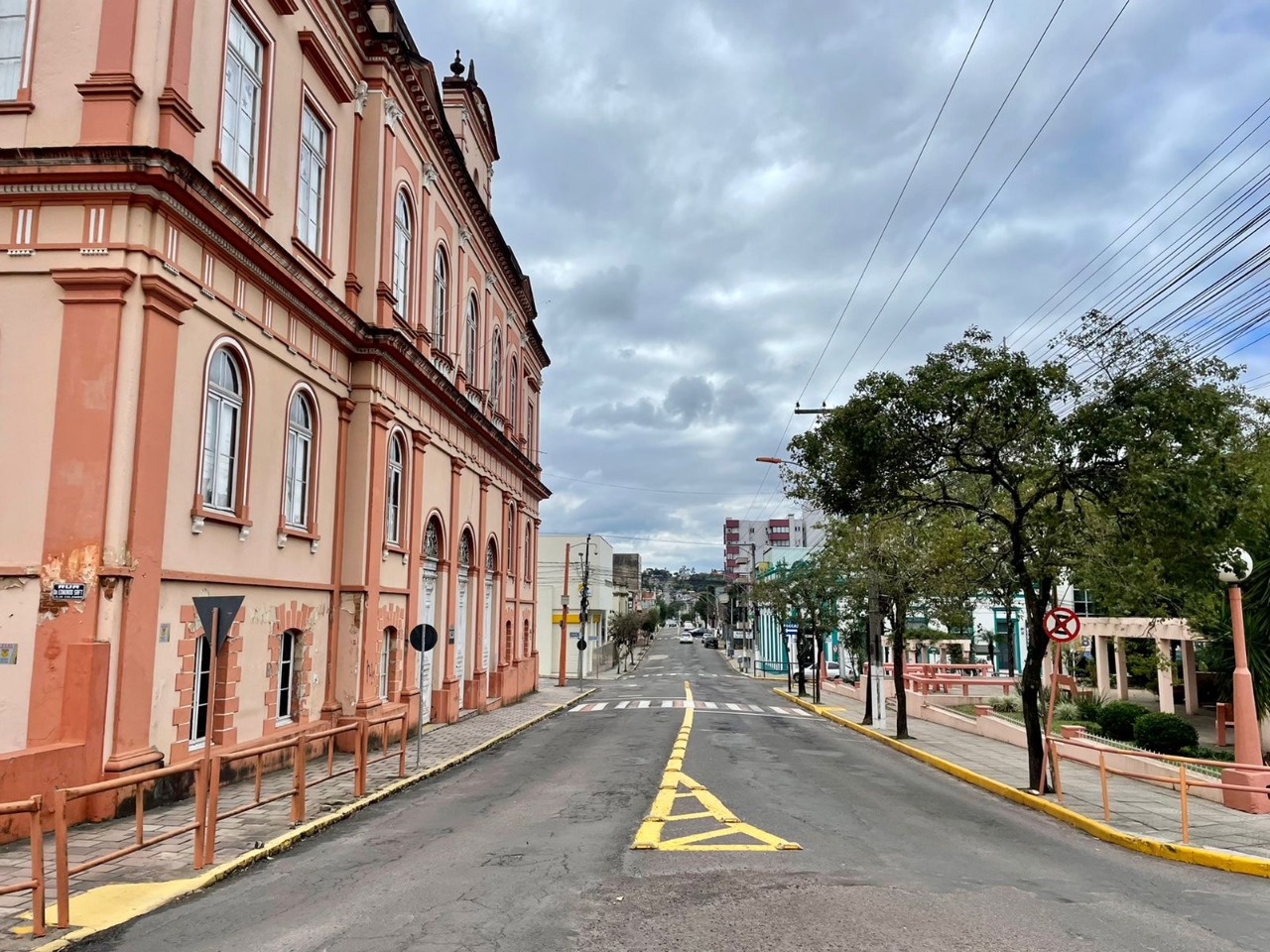 Prefeita Sirlei assina contrato para recapeamento da rua Tristão Monteiro em Taquara