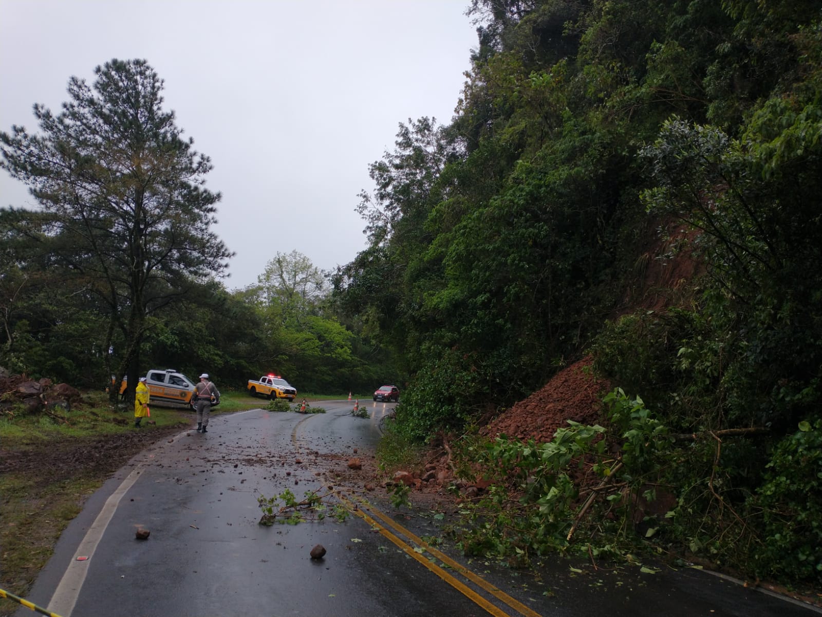 Deslizamento provoca bloqueio por quatro horas na ERS-020; tráfego foi liberado na noite deste domingo (28)