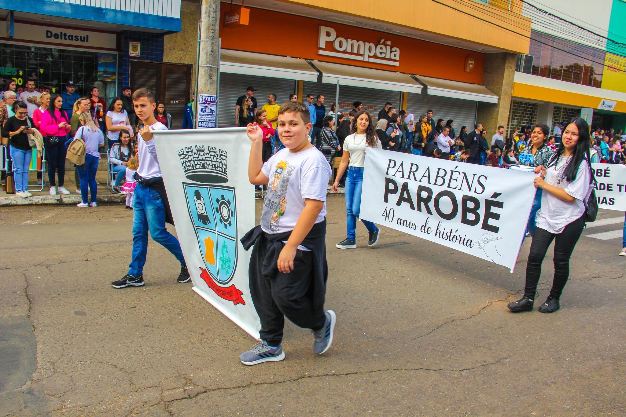 Comunidade aproveita o tempo bom para prestigiar o Desfile Cívico de Parobé