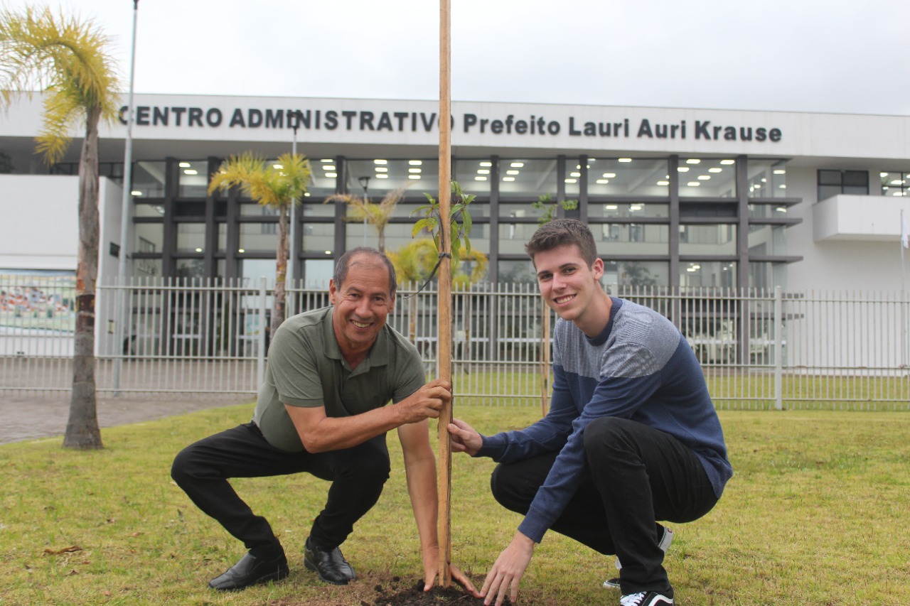 Arborização é realizada no Centro Administrativo de Igrejinha em comemoração ao Dia da Árvore