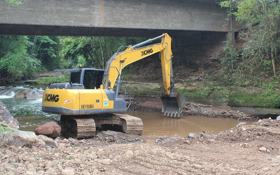 Prefeitura de Três Coroas realiza desassoreamento do Arroio Angabeí, no bairro Quilombo