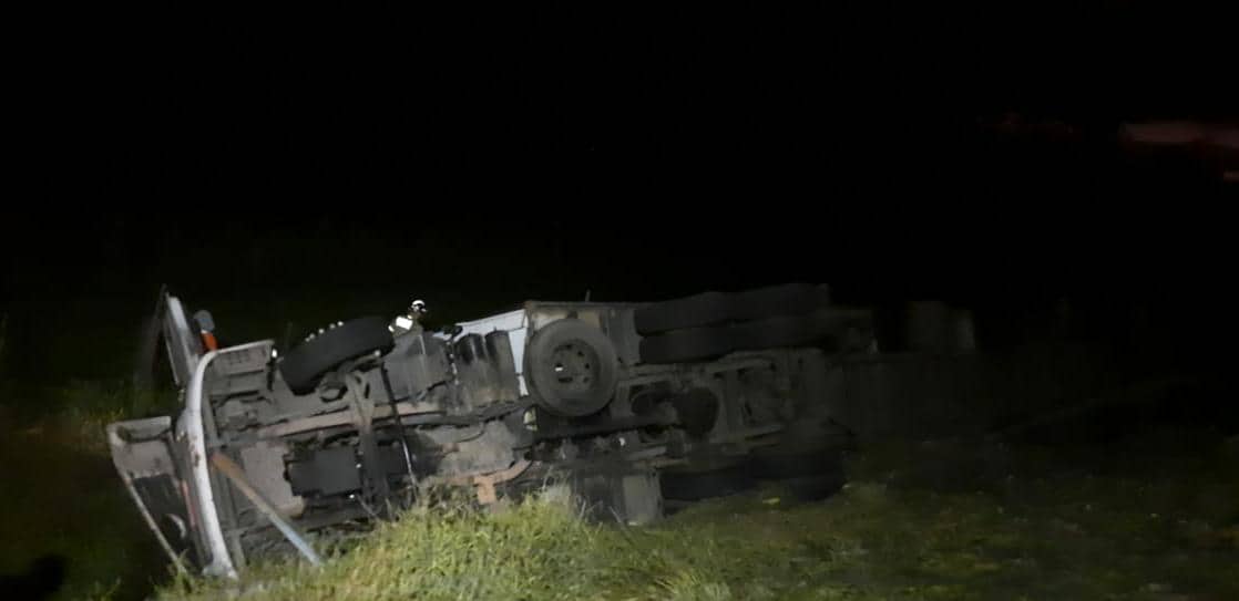 Homem morre após caminhão tombar na ERS-474, entre Rolante e Santo Antônio da Patrulha