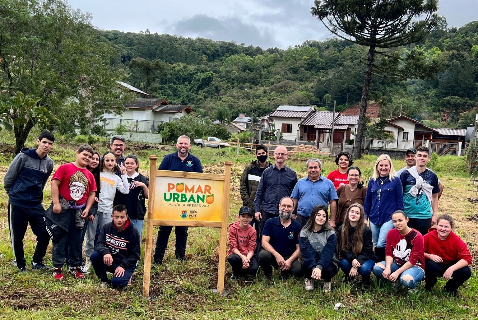 Prefeitura realiza plantio de árvores frutíferas no primeiro Pomar Urbano de Três Coroas
