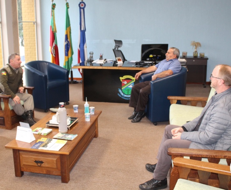 Comandante da Brigada Militar de Três Coroas é recebido pelo Executivo Municipal