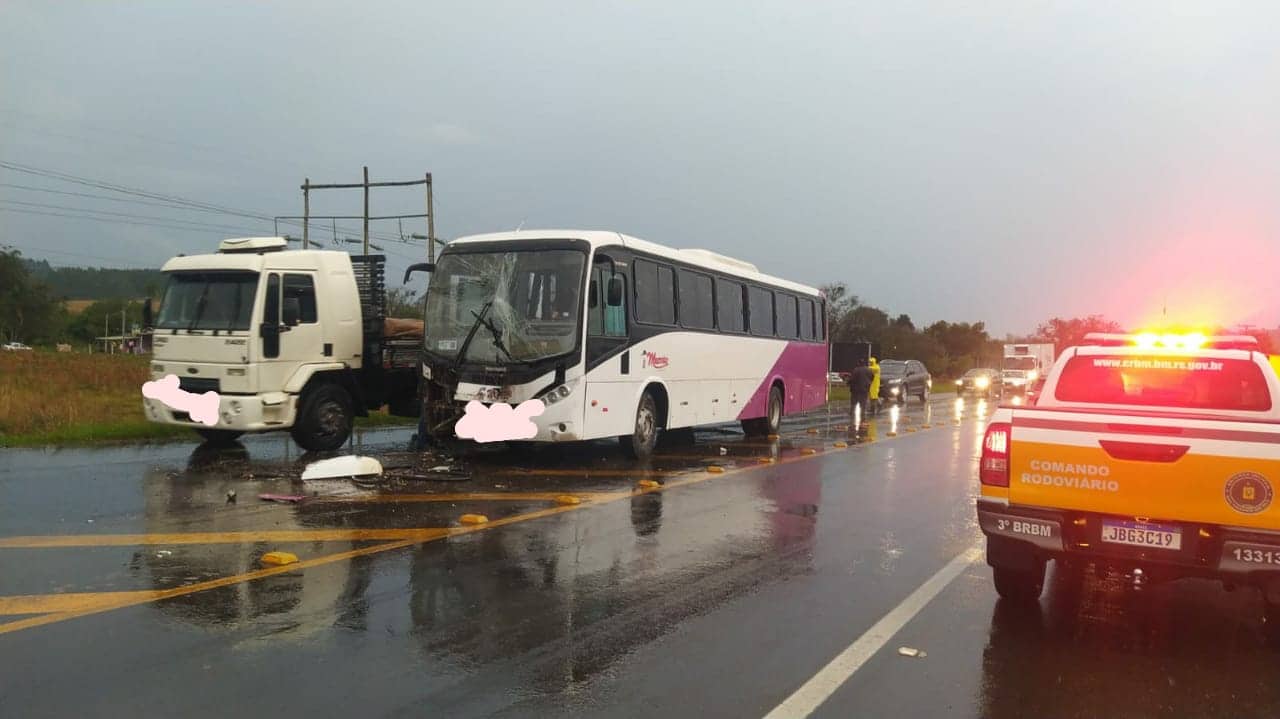 Três ônibus se envolvem em acidente na ERS-239 em Taquara