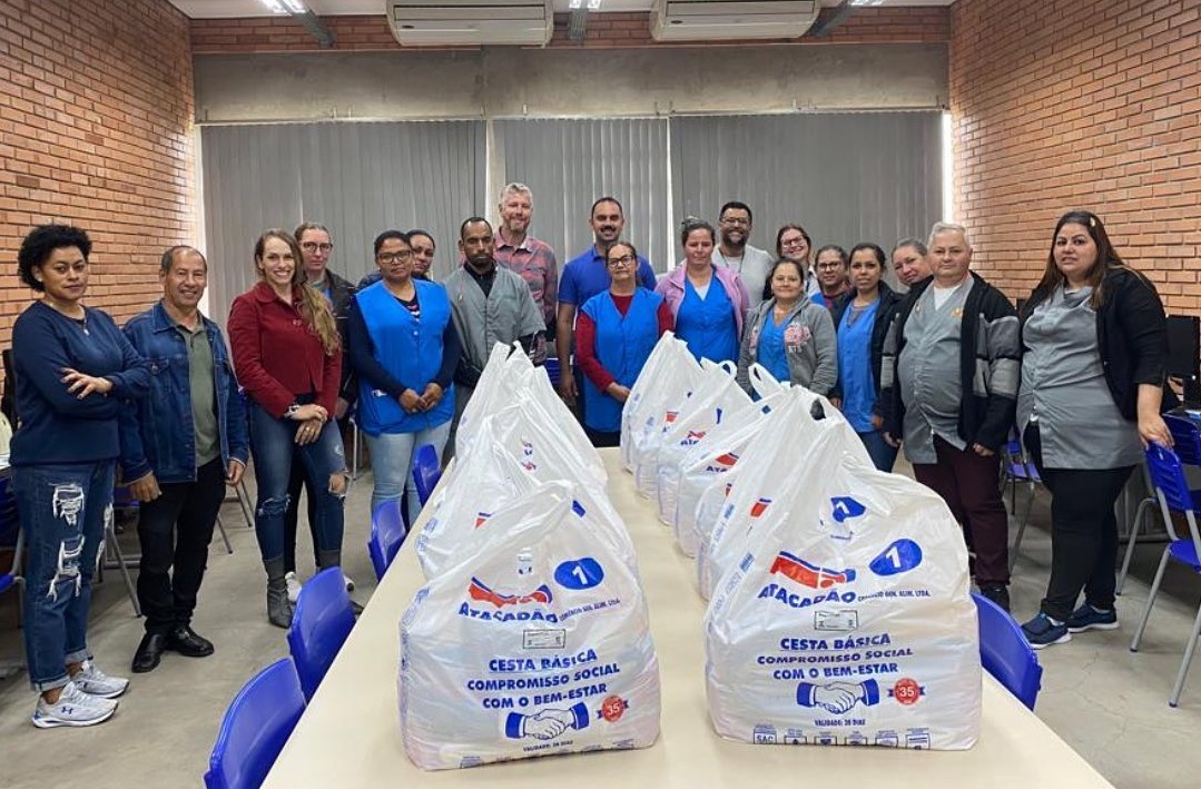 Igrejinha entrega cestas básicas a alunos em vulnerabilidade social inscritos em curso de costura e corte de calçados