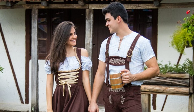 Traje típico garante tickets de bebida para aproveitar a 33ª Oktoberfest de Igrejinha