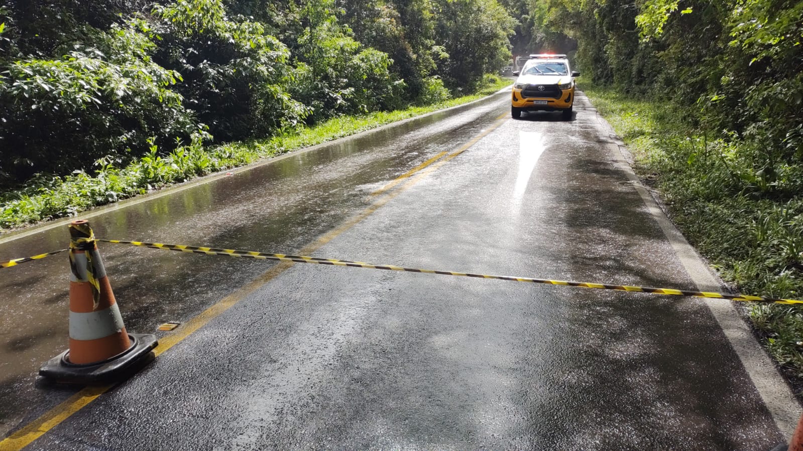 Trânsito na ERS-020 é bloqueado em Três Coroas para retirada do caminhão que despencou na ribanceira