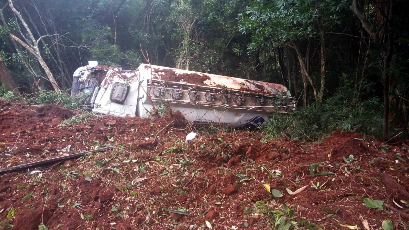 Caminhão de combustível sofre acidente na ERS-020 e trânsito é bloqueado em São Francisco de Paula