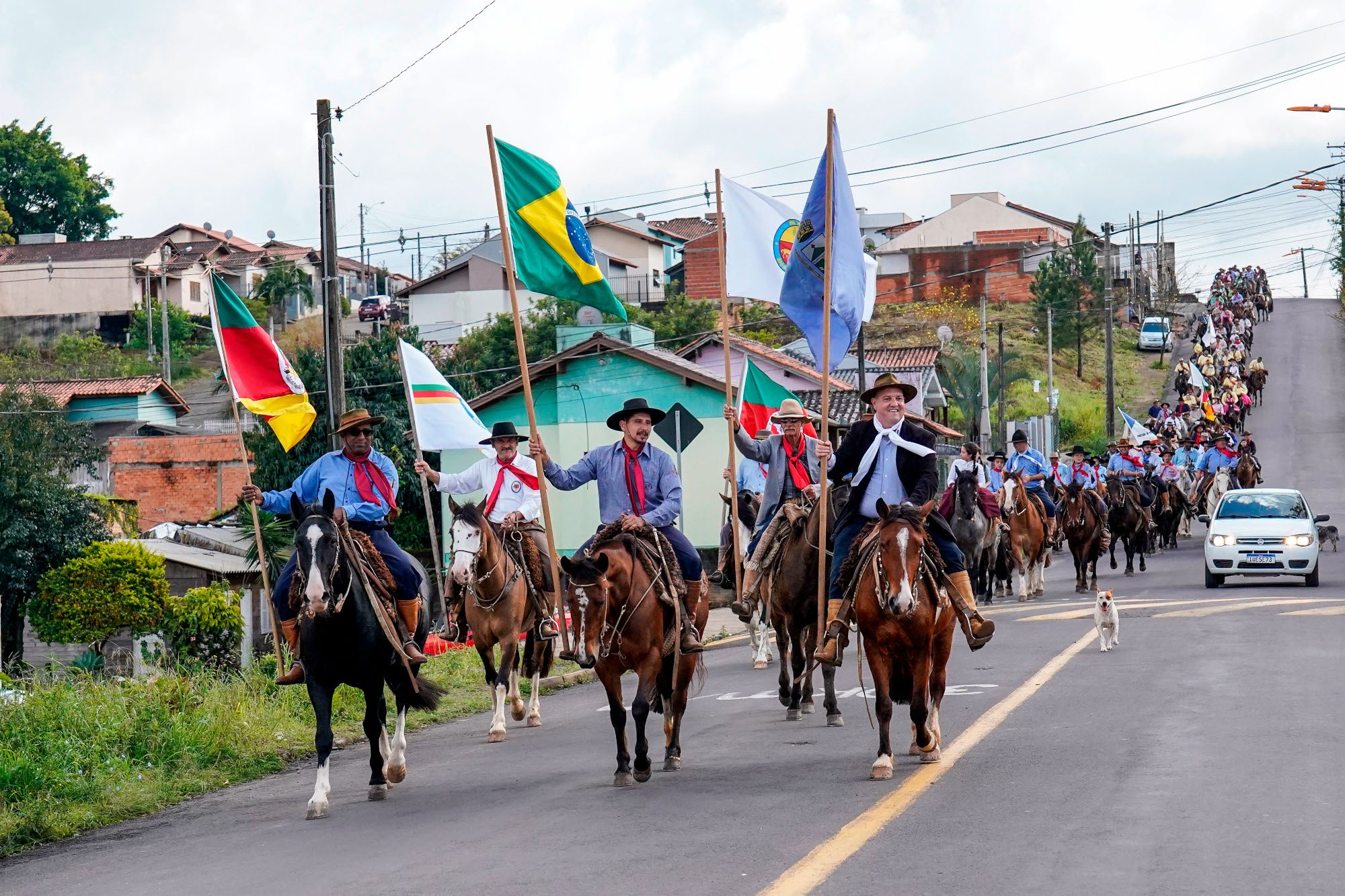 Cerca de 200 cavaleiros participaram do Desfile Farroupilha em Taquara