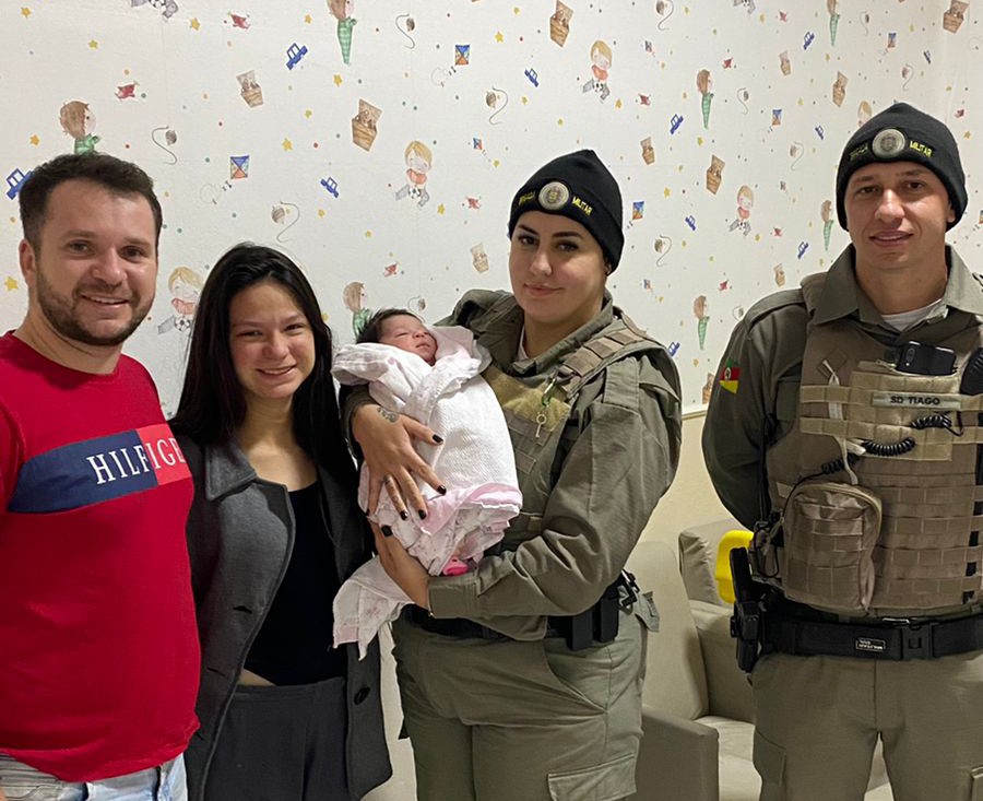 Bebê de um mês é salvo por policiais após engasgar com leite materno em Taquara