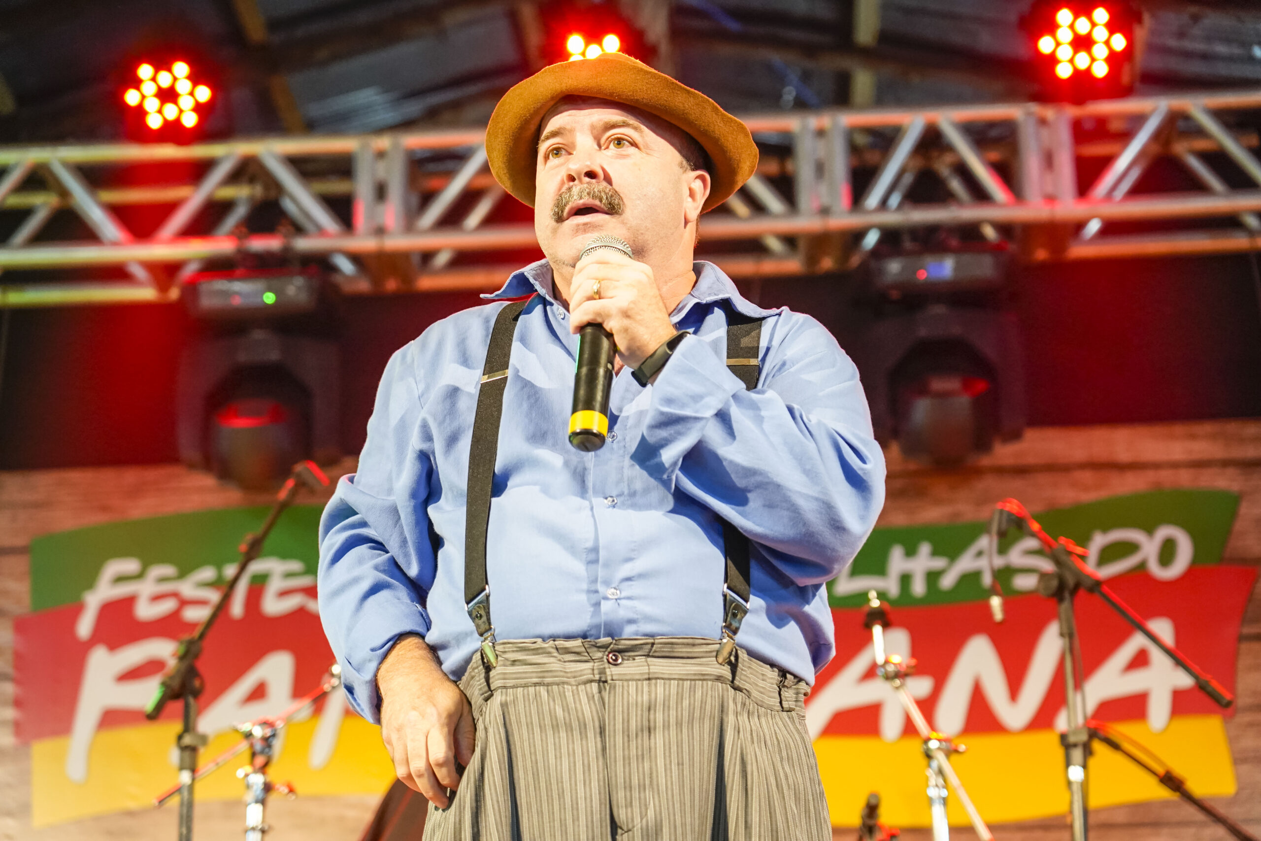 Espaço do 14º Festejos Farroupilhas do Paranhana fica lotado com show de Paulinho Mixaria