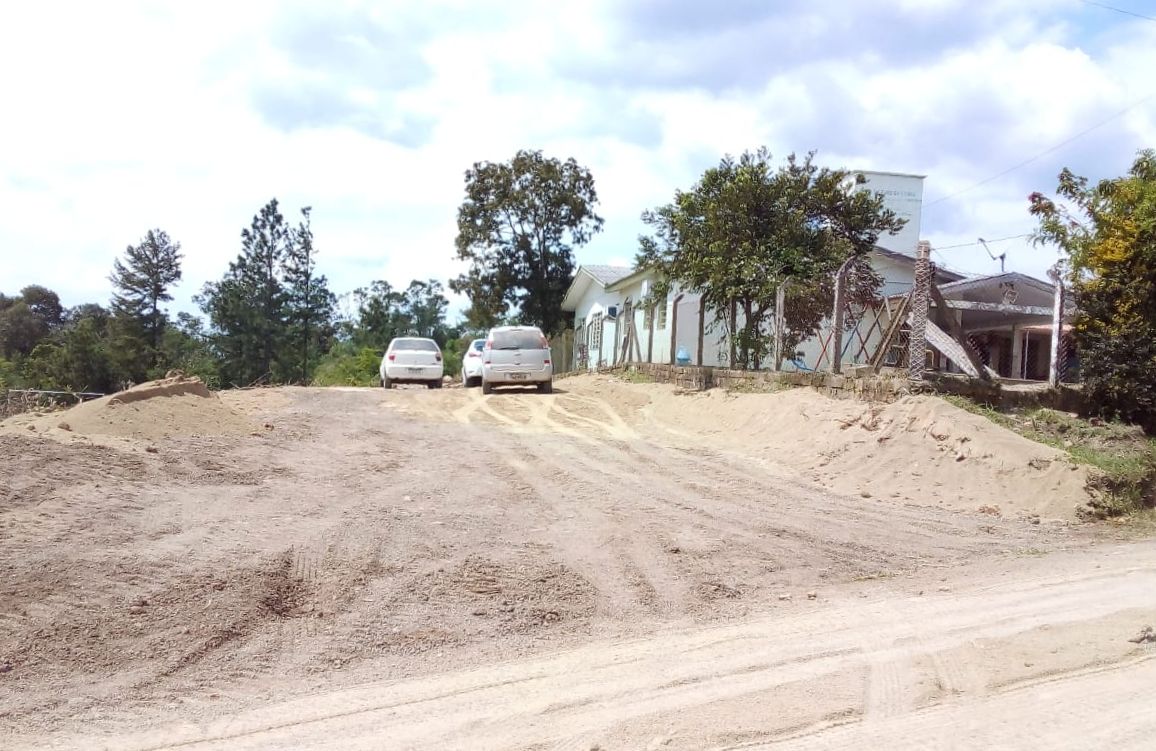 Secretaria de Obras de Taquara realiza limpeza em terreno ao lado da Emef Salzano da Cunha