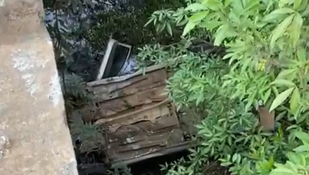 Mulher fica ferida após veículo cair da ponte na ERS-239 em Parobé