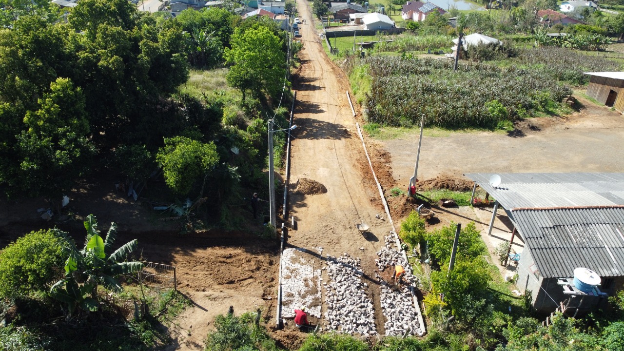 Prefeitura de Parobé prepara rua Maragatos para receber pavimentação com pedras irregulares