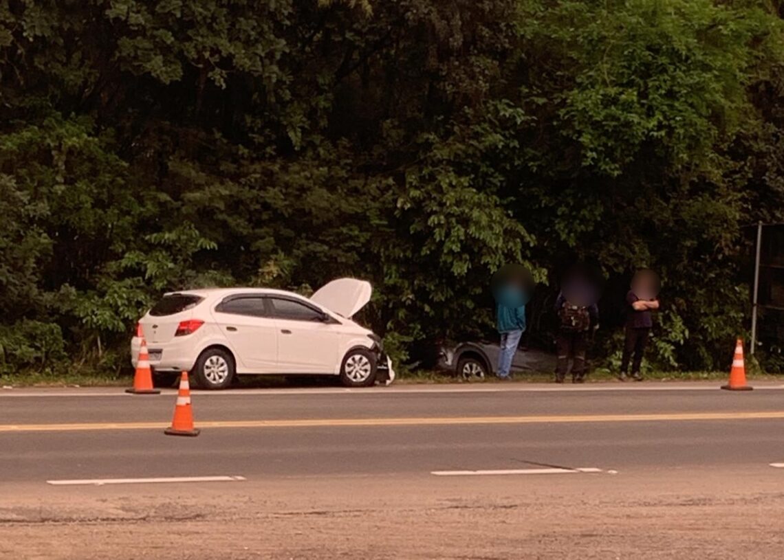 Automóvel sem motorista atravessa a ERS-115 e bate em outro veículo em Igrejinha