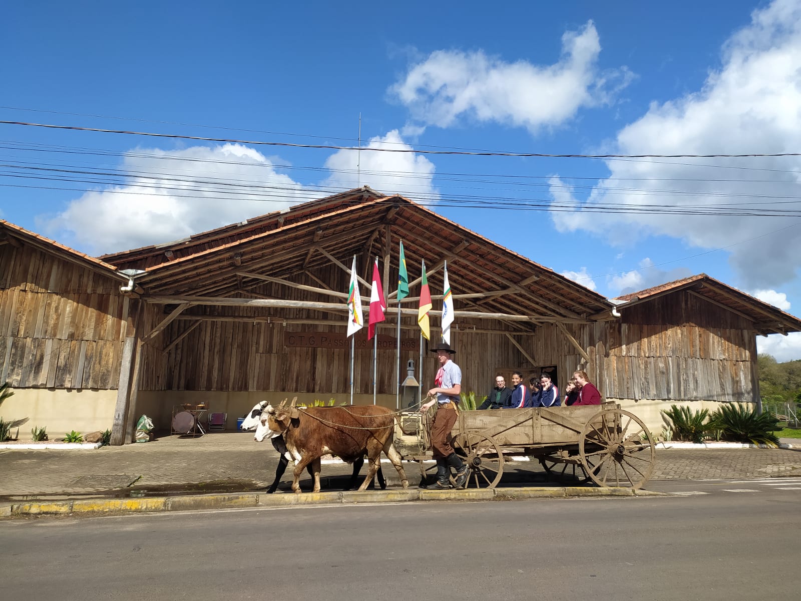 Estudantes participam de oficinas e palestras sobre tradições gaúchas durante os Festejos Farroupilhas de Rolante