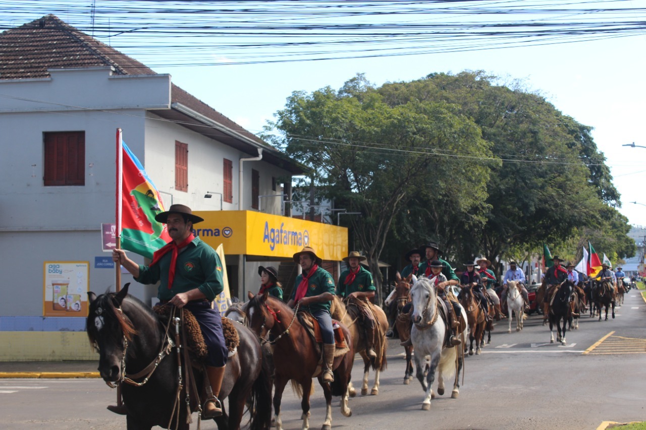 Desfile Farroupilha 2022 leva a tradição gaúcha para as ruas de Igrejinha