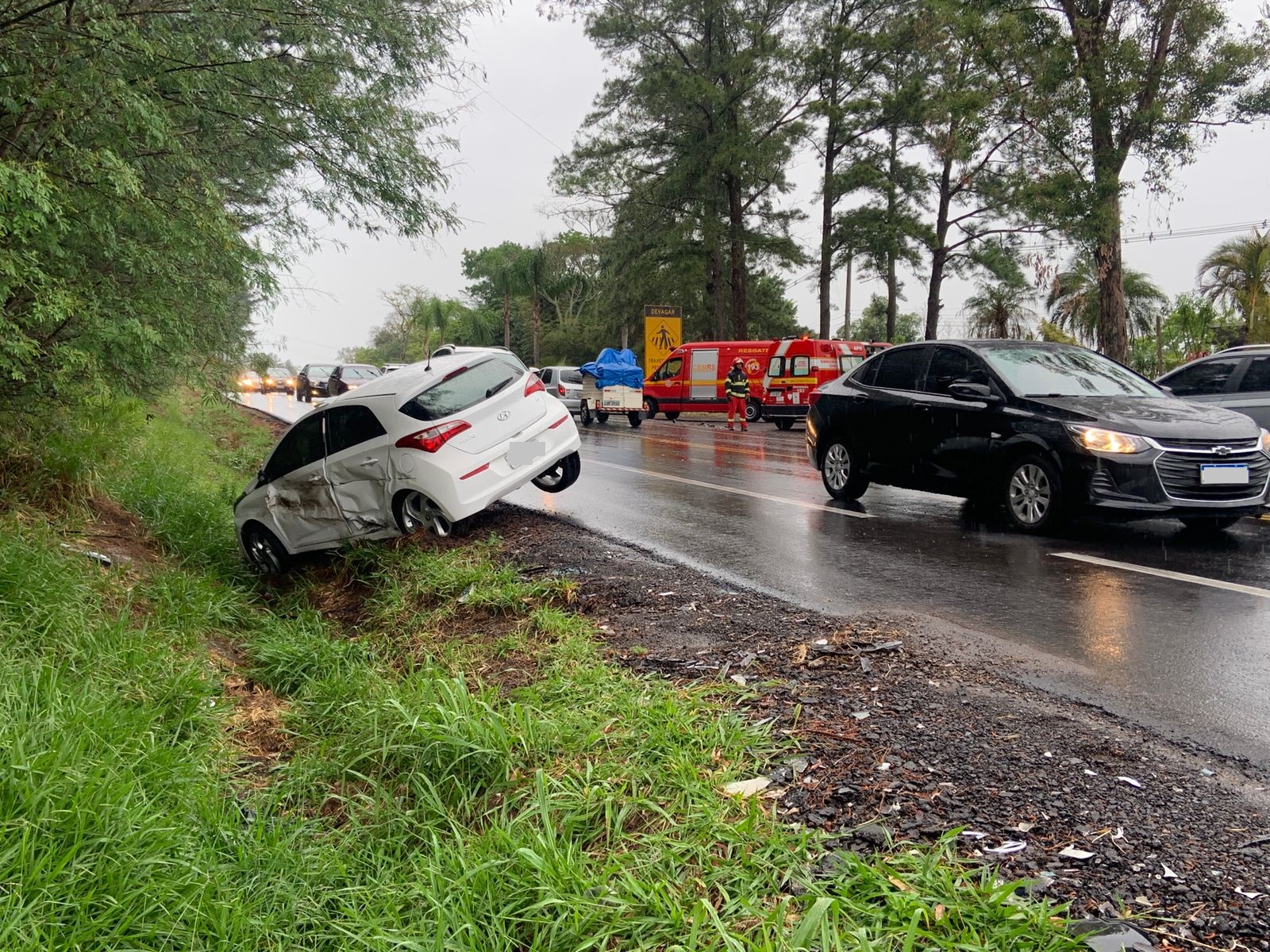 Colisão entre três veículos provoca lentidão no trânsito da ERS-115