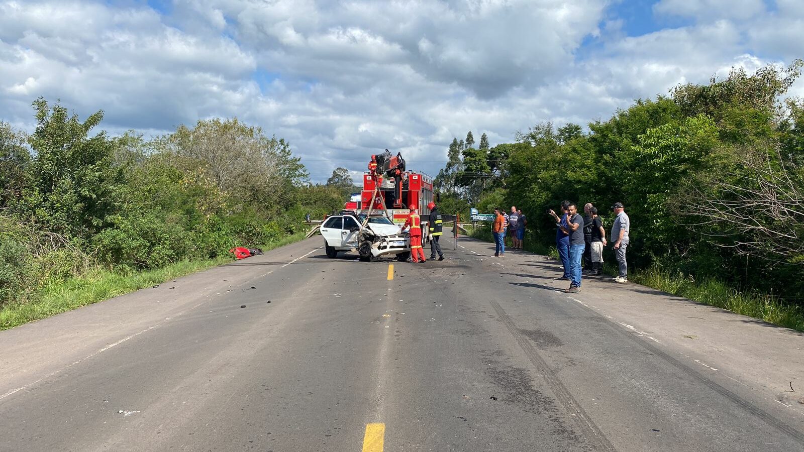 Colisão envolvendo três veículos deixa cinco pessoas feridas na ERS-474, em Rolante