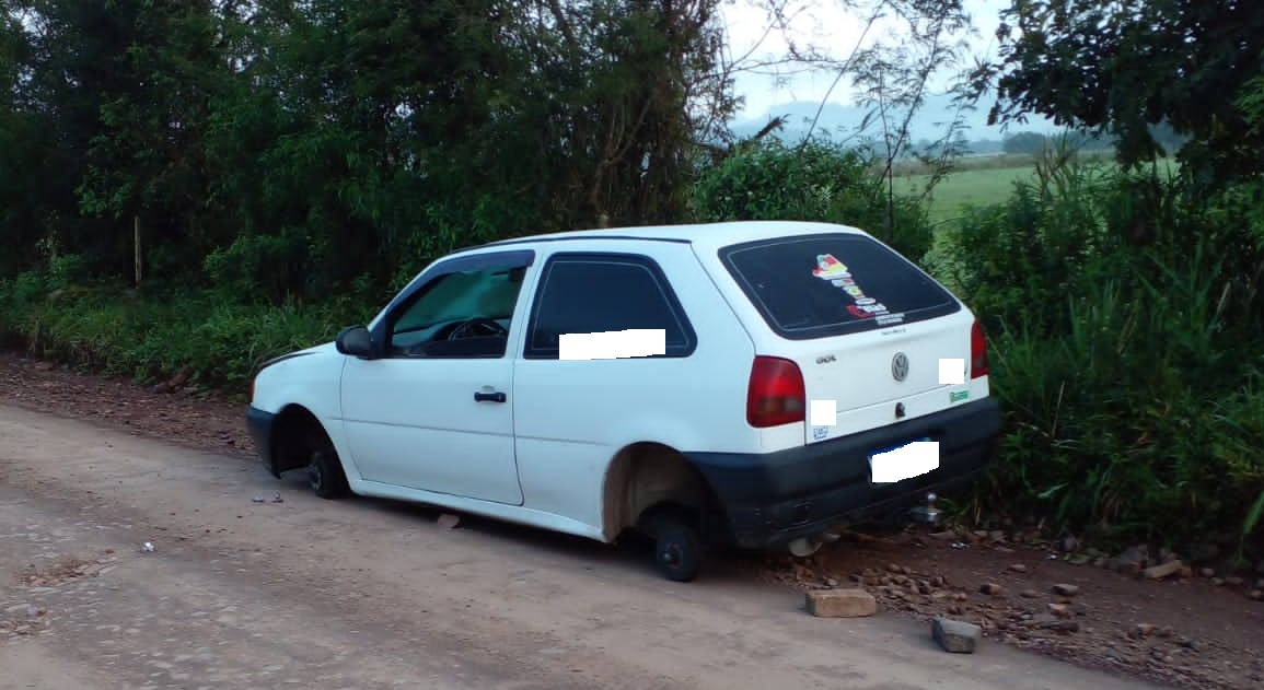 Veículo furtado é encontrado 'depenado' no interior de Taquara