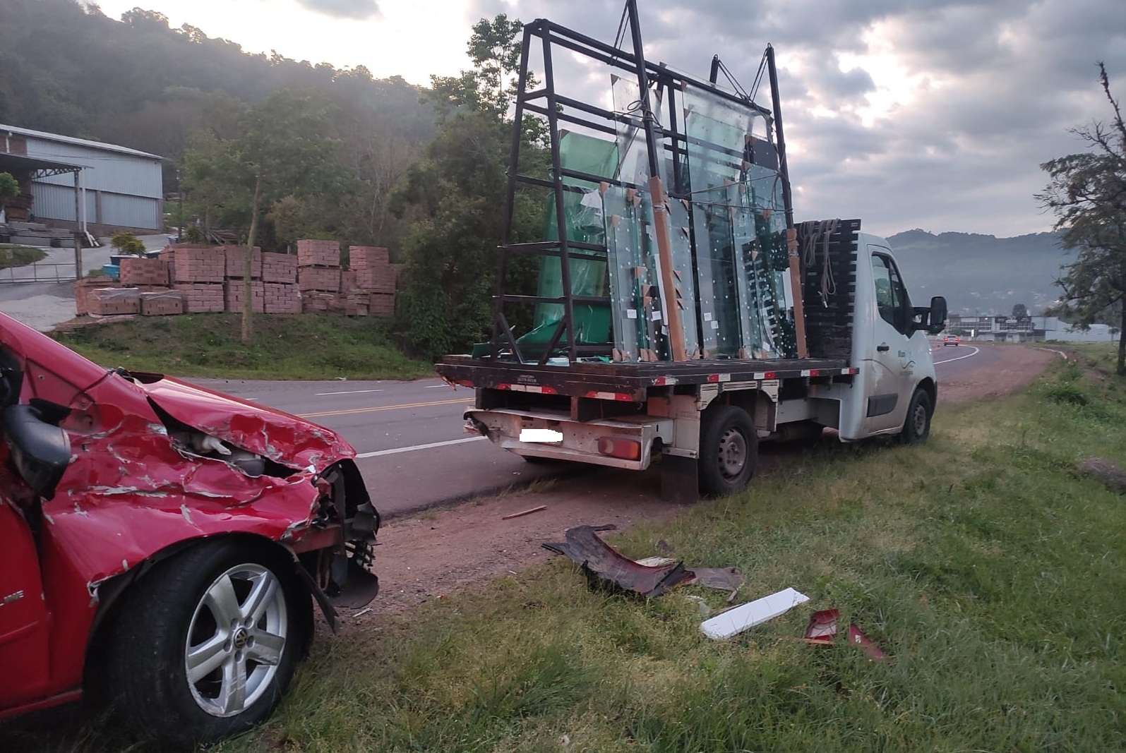 Bombeiros Voluntários de Três Coroas atendem colisão entre carro e caminhão na ERS-115