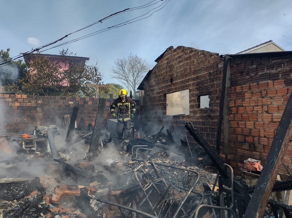 Duas residências ficam destruídas após incêndio em Taquara