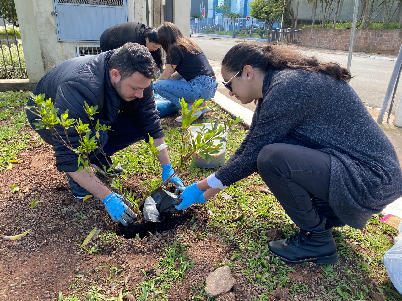 Secretaria de Meio Ambiente de Taquara realiza o plantio de mais de 200 árvores na região central da cidade