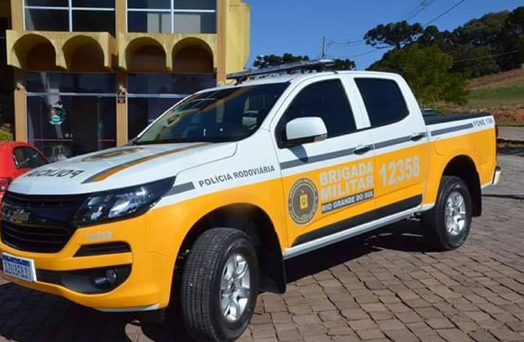 Caminhão com placas de Taquara colide em quiosque às margens da ERS-020