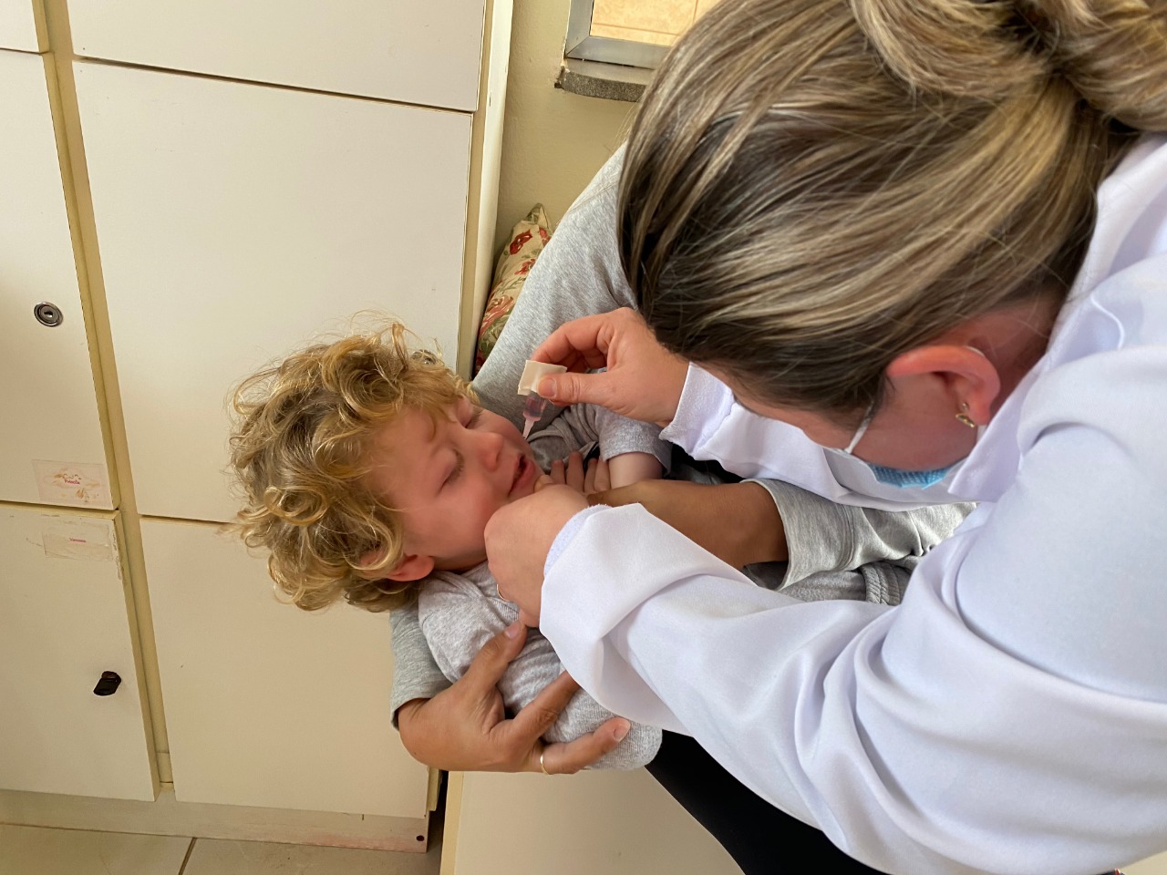 Secretaria de Saúde aplica doses de vacinas em crianças nas escolas de Taquara