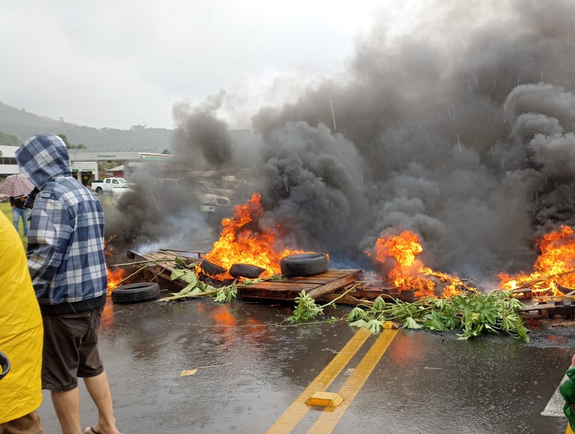 Caminhoneiros bloqueiam trânsito na ERS-115