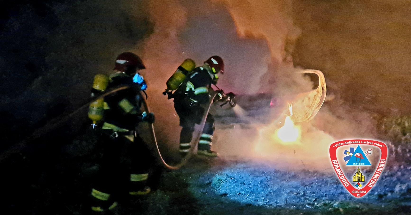 Veículo é consumido pelo fogo no interior de Igrejinha