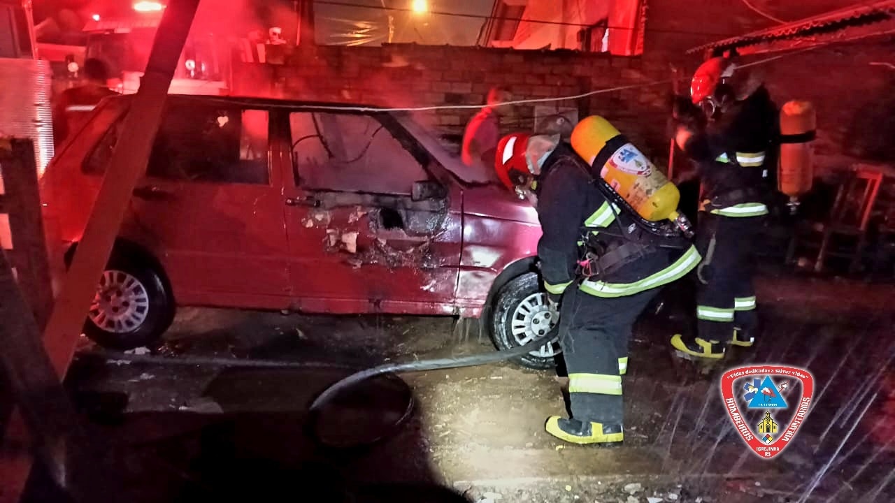 Bombeiros Voluntários de Igrejinha combatem incêndio em veículo e evitam que fogo chegue a uma residência