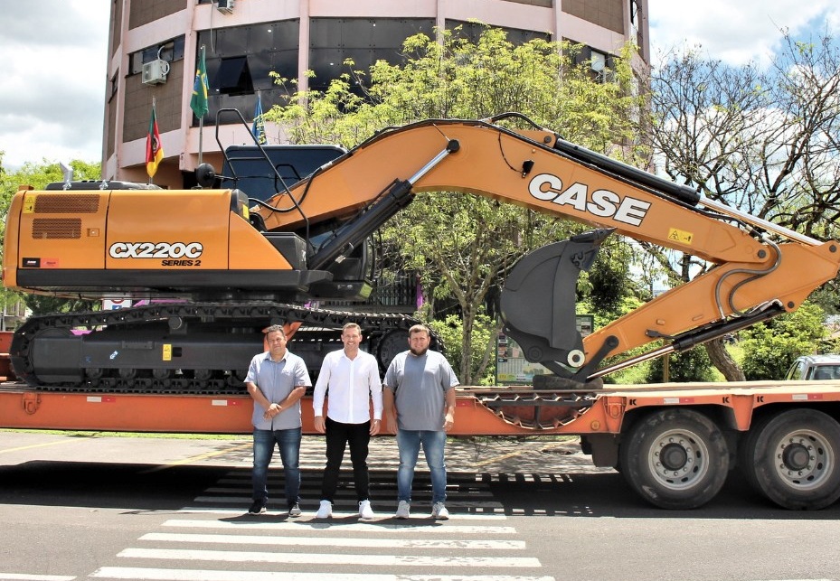 Prefeitura de Parobé adquire escavadeira hidráulica