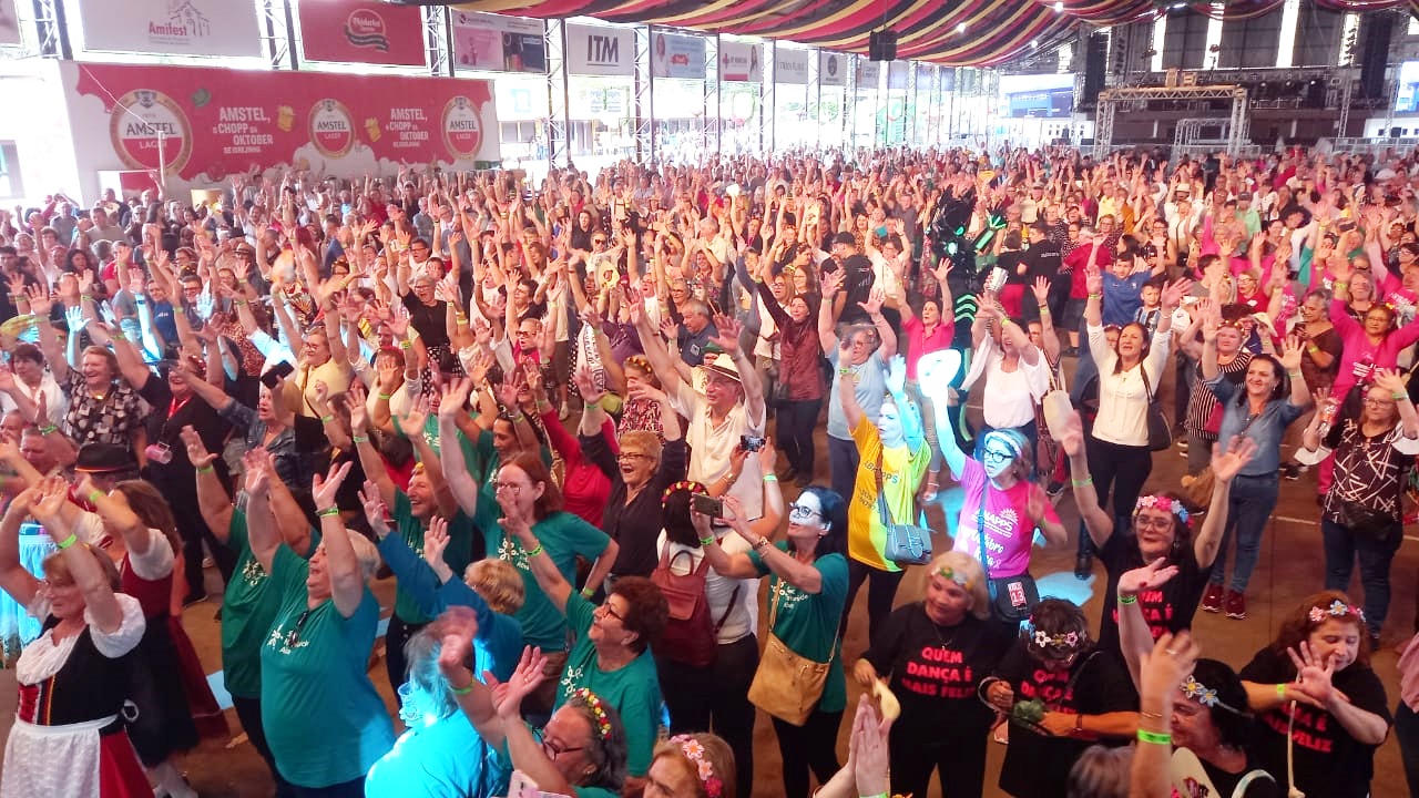 Terceira idade faz a festa na 33ª Oktoberfest de Igrejinha