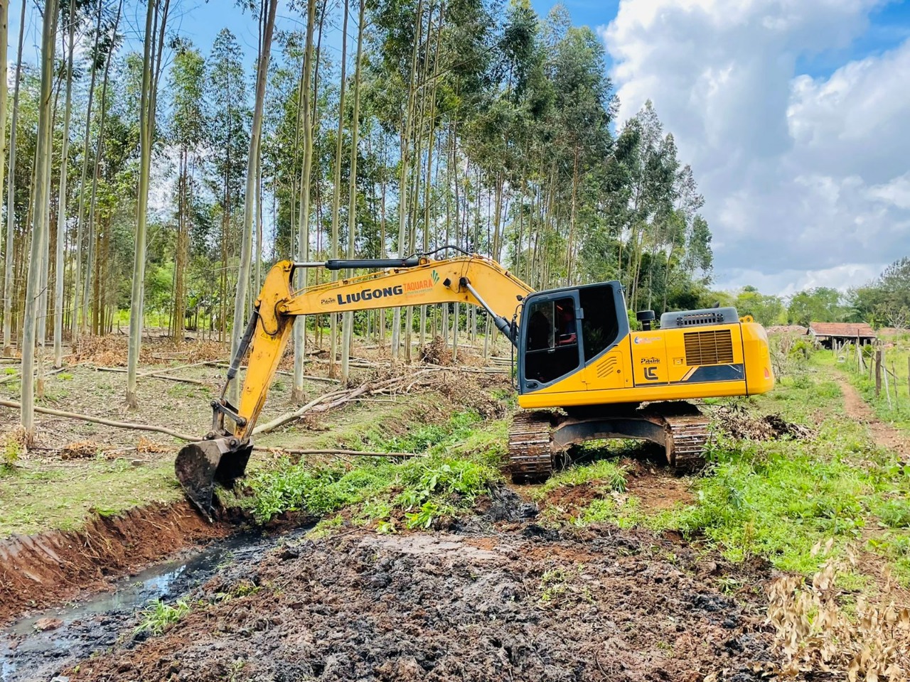 Secretarias de Meio Ambiente e de Obras de Taquara iniciam trabalho de desassoreamento do Arroio Santa Maria