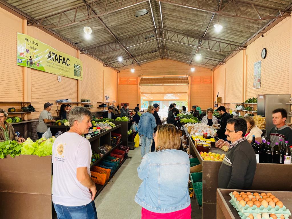 Bancas novas da Feira do Produtor são instaladas em Taquara