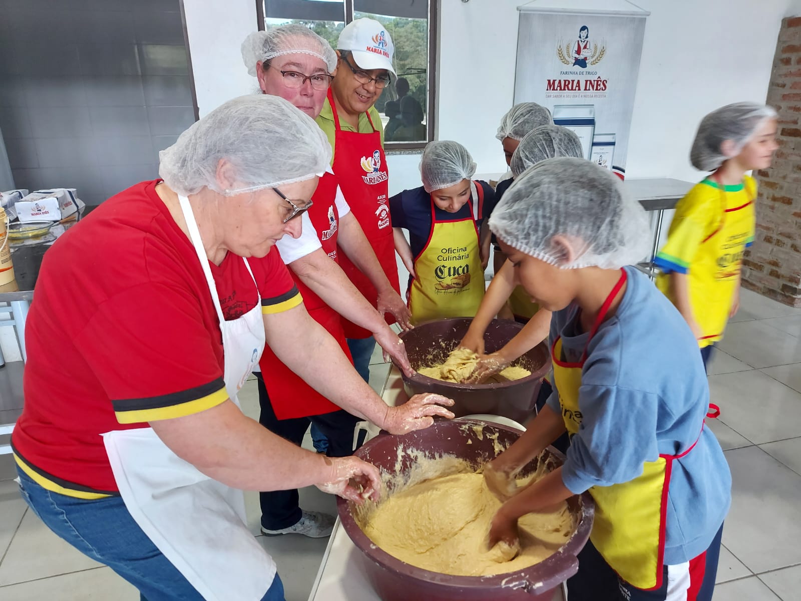 Oficinas de produção de cuca são promovidas para crianças de Rolante