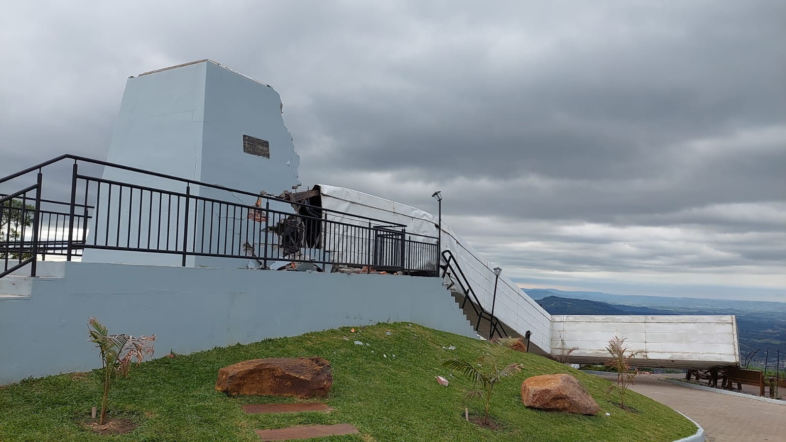 Ventos fortes causam estragos em Igrejinha e derrubam cruz do Monte da Fé
