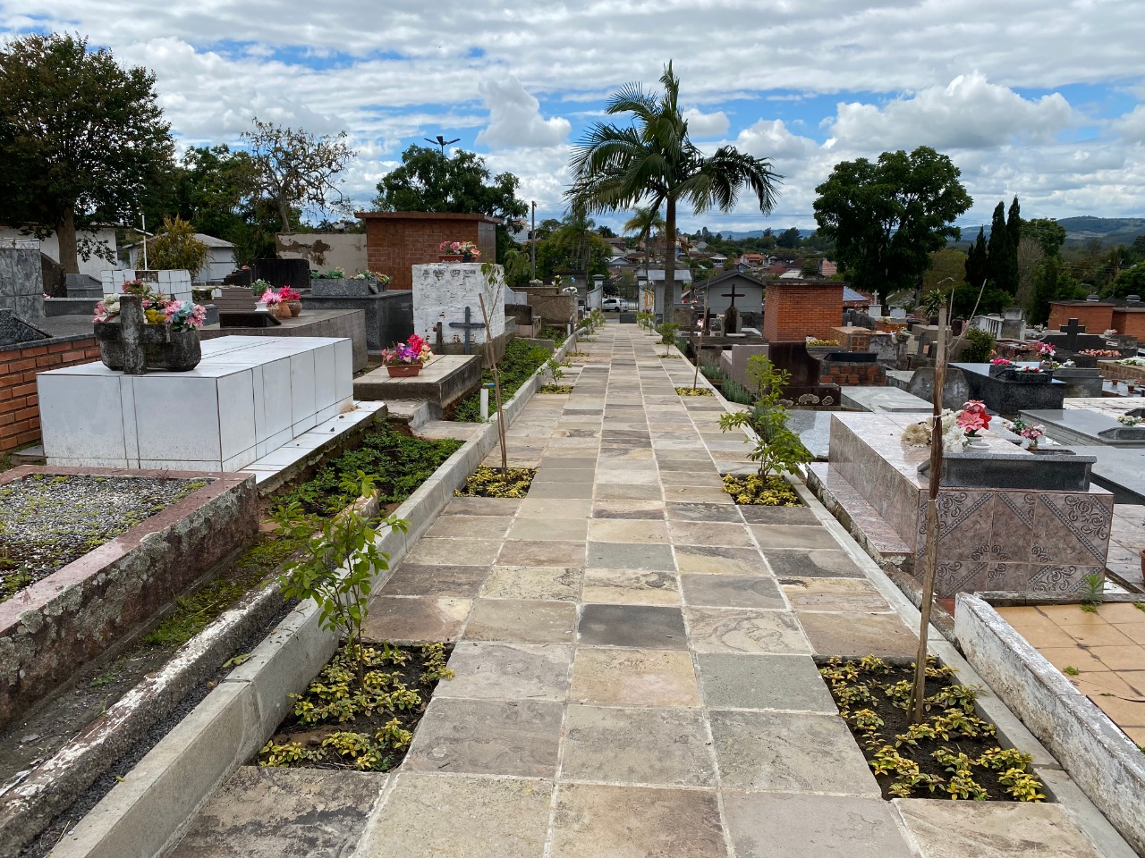 Arborização e revitalização estrutural são realizadas no Cemitério Municipal de Taquara