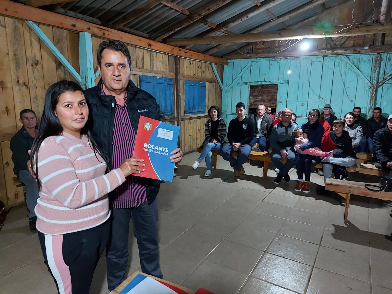 Prefeito de Rolante entrega escrituras para moradores da localidade da Água Branca