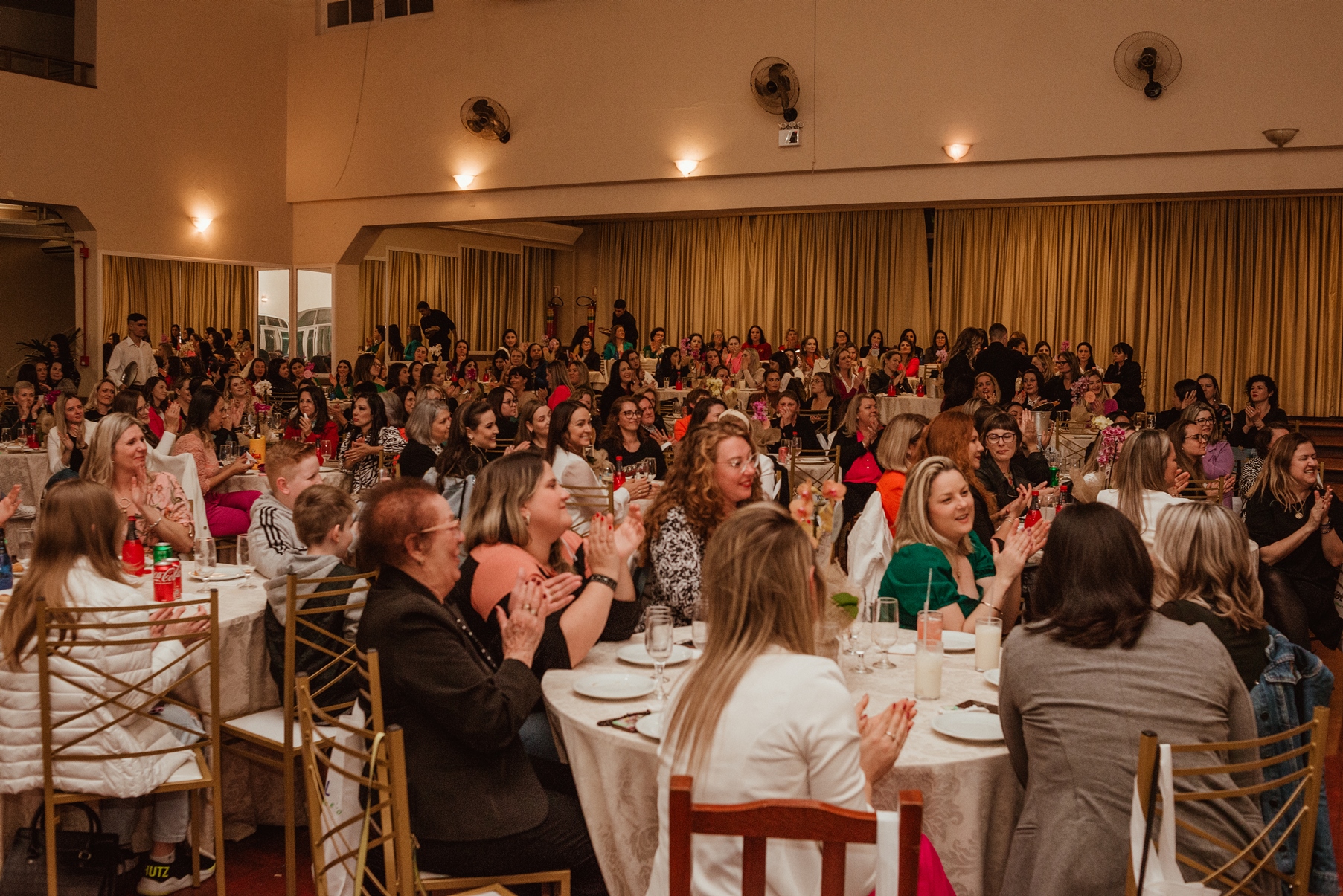 Centenas de mulheres participam da apresentação do Núcleo de Mulheres Empreendedoras de Igrejinha e Três Coroas