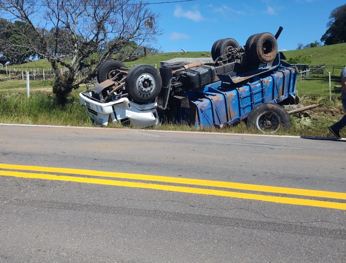 Caminhão sofre capotamento após colidir em automóvel na ERS-020 em Igrejinha