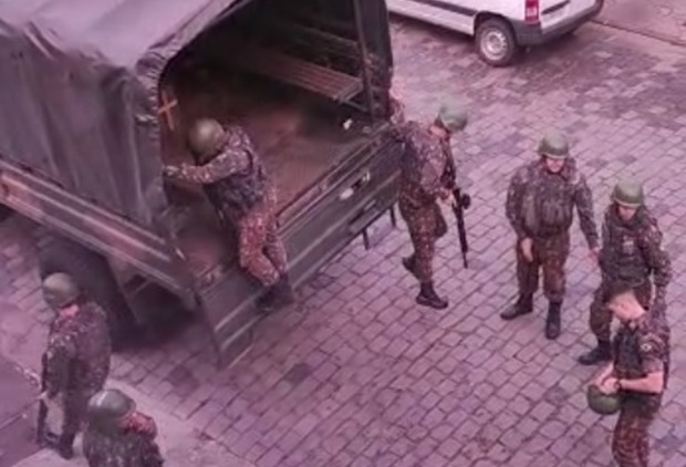 Soldados do Exército realizam ação no Centro de Taquara