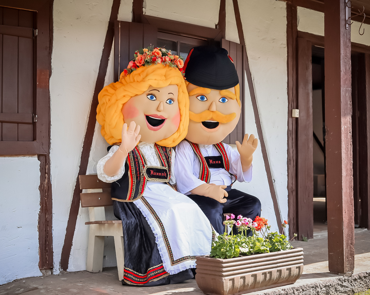 Bonecos-símbolo da Oktoberfest de Igrejinha ganham trajes novos para a 33ª edição da festa